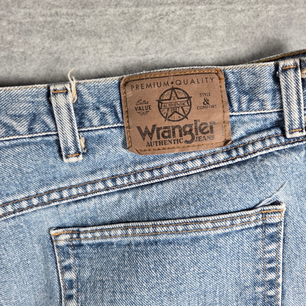 Wrangler Denim Shorts Mens 40 Blue Light Wash Authentics Rugged Casual - Picture 3 of 7
